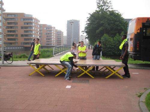 buurtvrijwilligers bouwen podium op.jpg